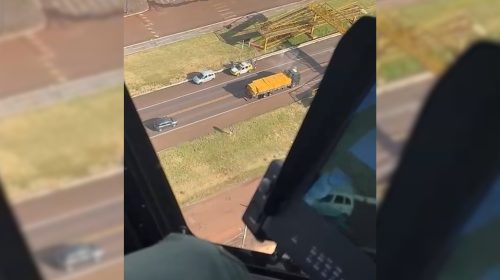 Imagens aéreas do helicóptero Falcão da PM registram abordagem a suspeito com veículo furtado Imagem referente a Imagens aéreas do helicóptero Falcão da PM registram abordagem a suspeito com veículo furtado