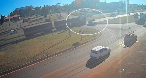 Caminhonete e bitrem batem no Trevo da Portal, em Cascavel Imagem referente a Caminhonete e bitrem batem no Trevo da Portal, em Cascavel