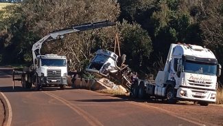 Caminhão tombado é removido da PR-180 com apoio do BPRv