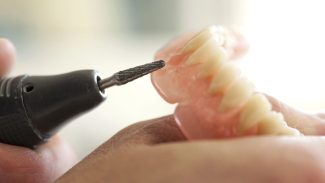 Paciente relata dores e frustrações após receber prótese dentária em Cascavel