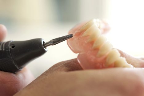 Imagem referente a Paciente relata dores e frustrações após receber prótese dentária em Cascavel