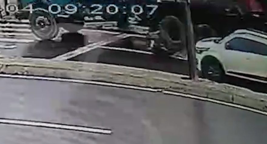 Jovem fica prensado embaixo de caminhão e fica em estado grave ao ser arrastado por vários metros
