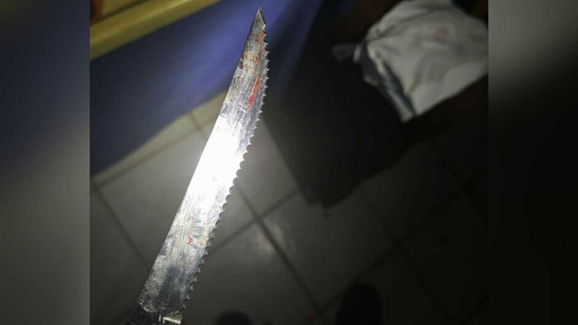 Ataque violento: Jovem é esfaqueado e tem bicicleta e cesta básica roubadas