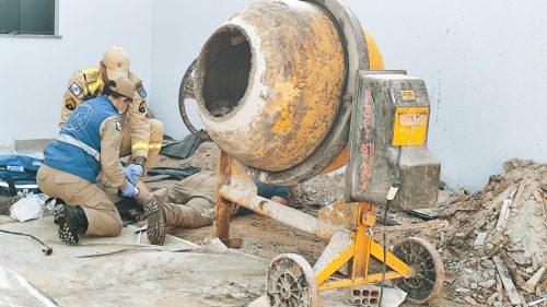 Homem quebra a perna ao cair de marquise em obra no Conjunto Riviera Imagem referente a Homem quebra a perna ao cair de marquise em obra no Conjunto Riviera