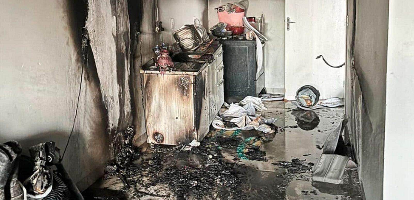 Chamas destroem forro e geladeira em casa; bombeiros evitam tragédia maior