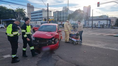 Acidente entre carro e caminhão deixa mulher ferida na Av. Brasil em Cascavel Imagem referente a Acidente entre carro e caminhão deixa mulher ferida na Av. Brasil em Cascavel