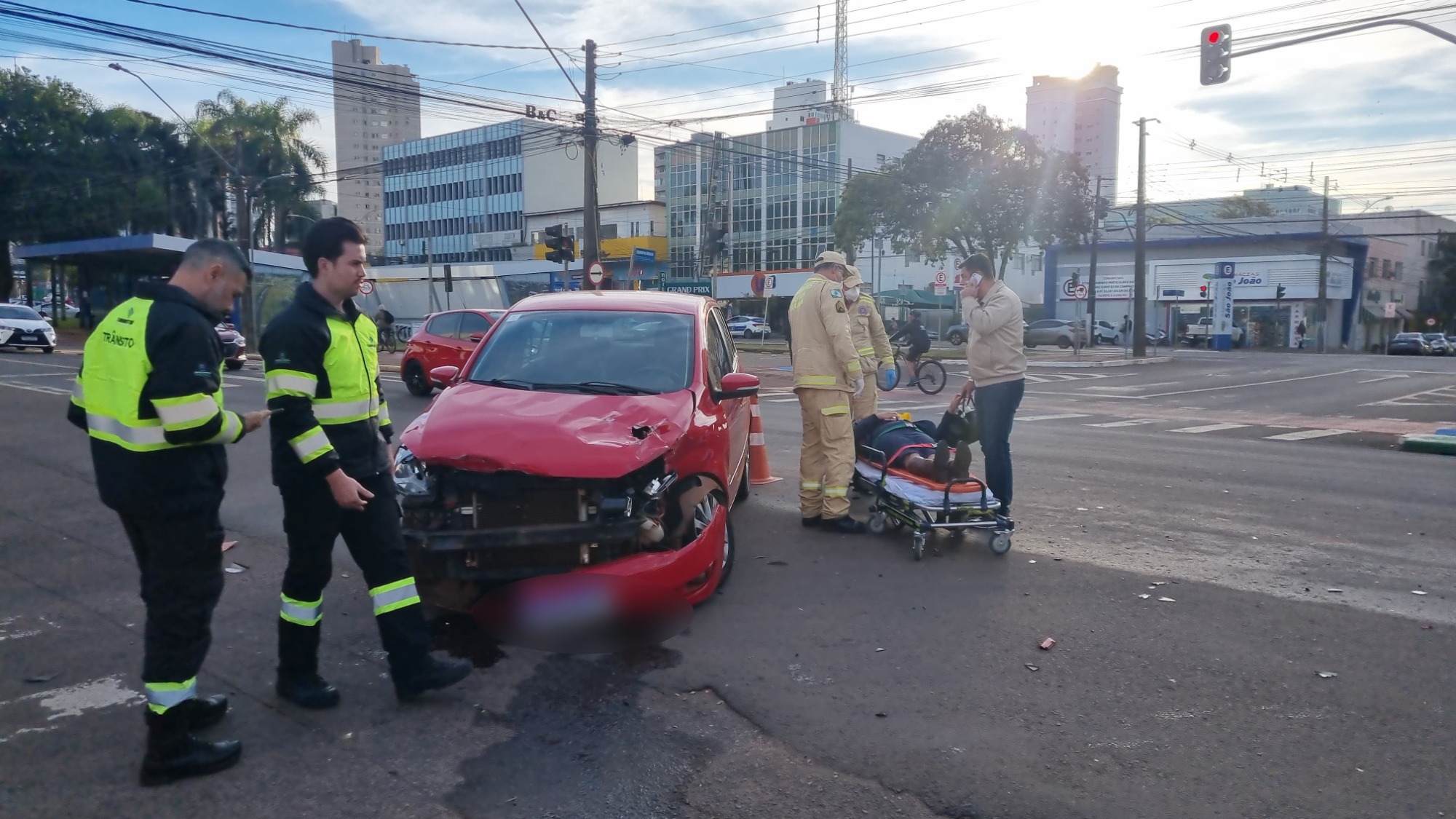 Acidente entre carro e caminhão deixa mulher ferida na Av. Brasil em Cascavel