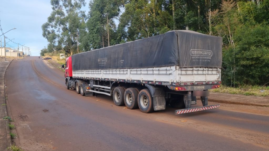 Carreta carregada de grama trava em subida e para trânsito no Bairro Veredas