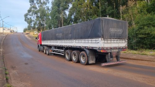 Carreta carregada de grama trava em subida e para trânsito no Bairro Veredas Imagem referente a Carreta carregada de grama trava em subida e para trânsito no Bairro Veredas