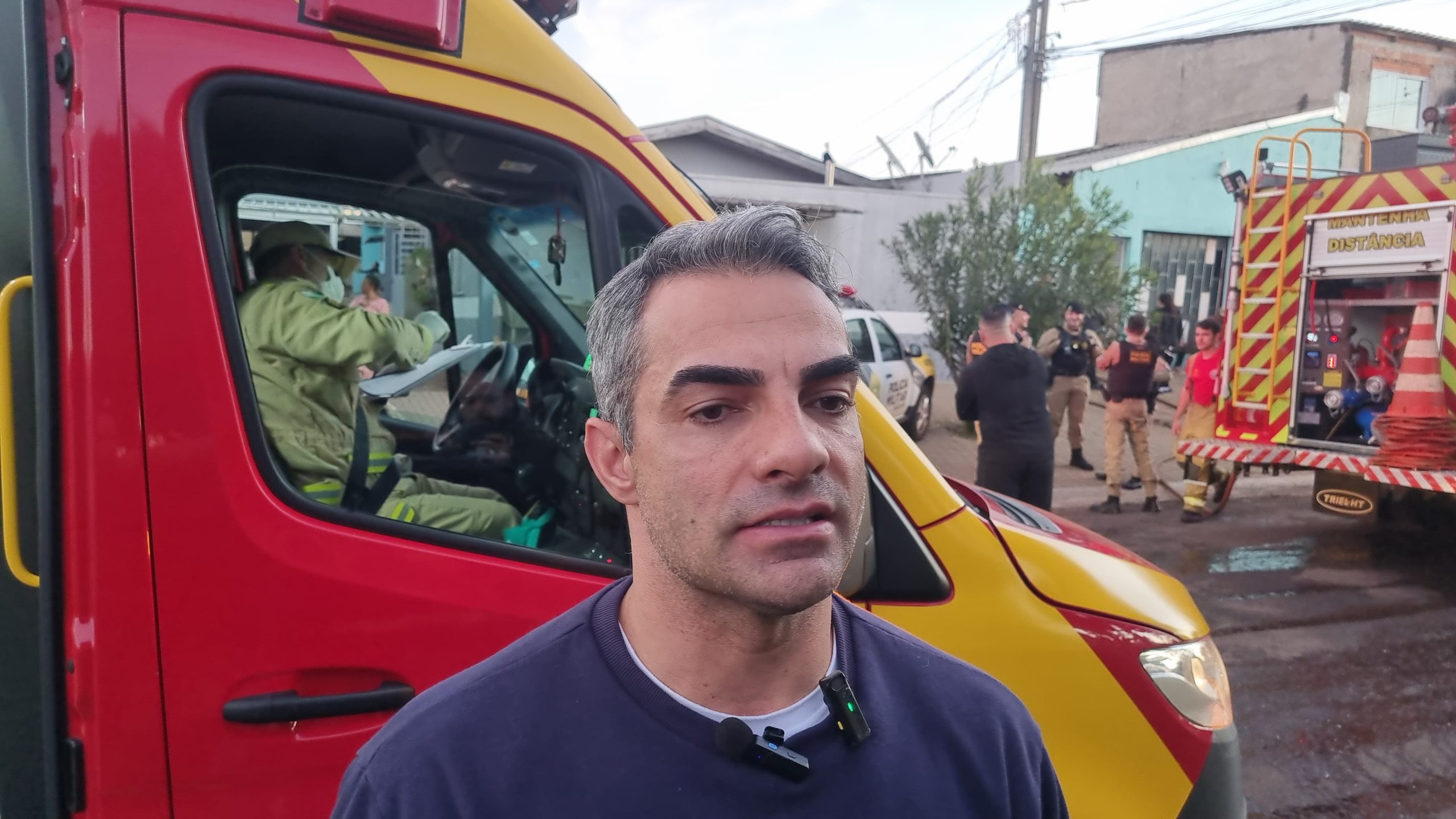 Mulher em surto em casa em chamas teria feito uso de substâncias, diz médico