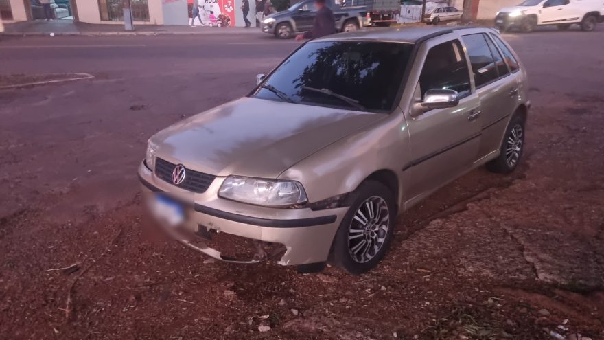 Jovem ferida após moto bater em Gol no Bairro São Cristóvão