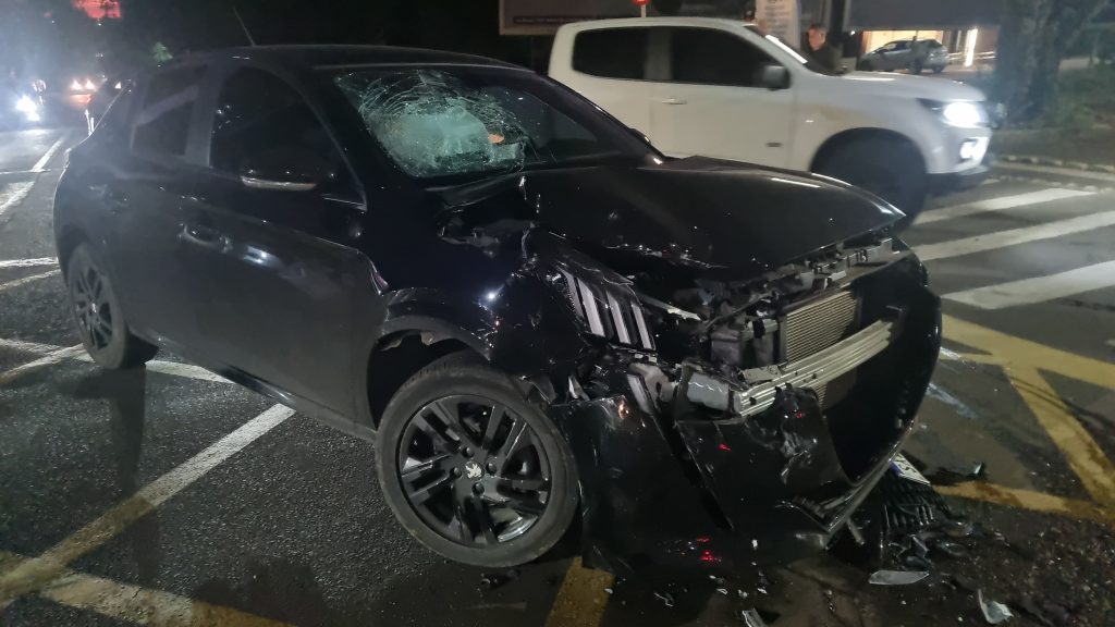 Motorista de caminhonete foge após bater contra Peugeot no Centro