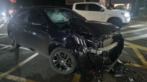 Motorista de caminhonete foge após bater contra Peugeot no Centro Imagem referente a Motorista de caminhonete foge após bater contra Peugeot no Centro