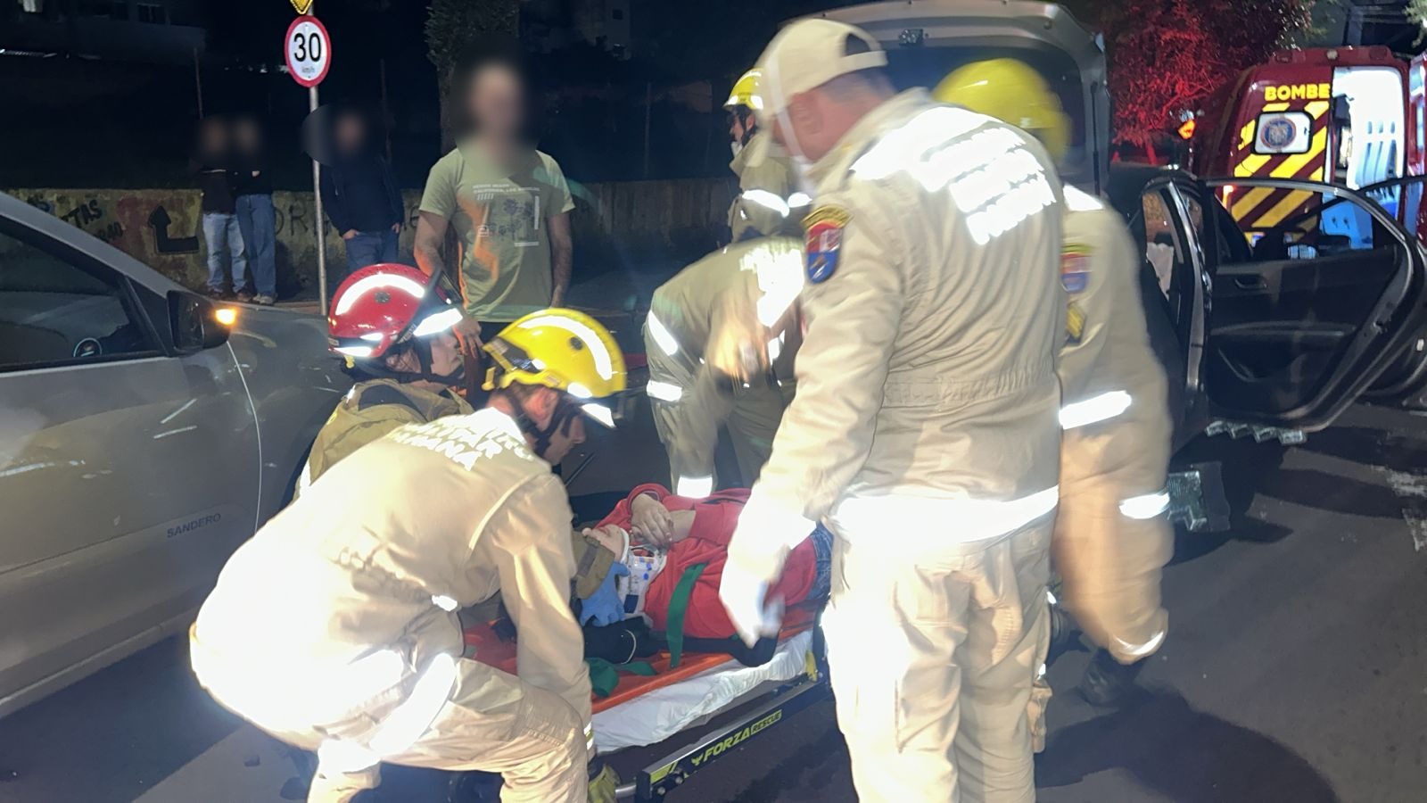 Mulher ao volante de HB20 é hospitalizada após violento acidente na Rua Erechim