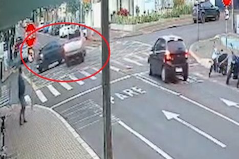 Câmera flagra caminhonete fugindo após acidente no Centro Imagem referente a Câmera flagra caminhonete fugindo após acidente no Centro
