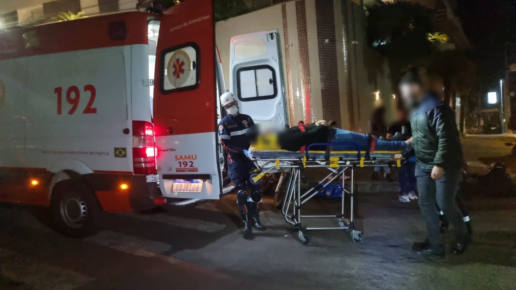 Motociclista é socorrido pelo Samu ao se envolver em acidente na Rua Vicente Machado