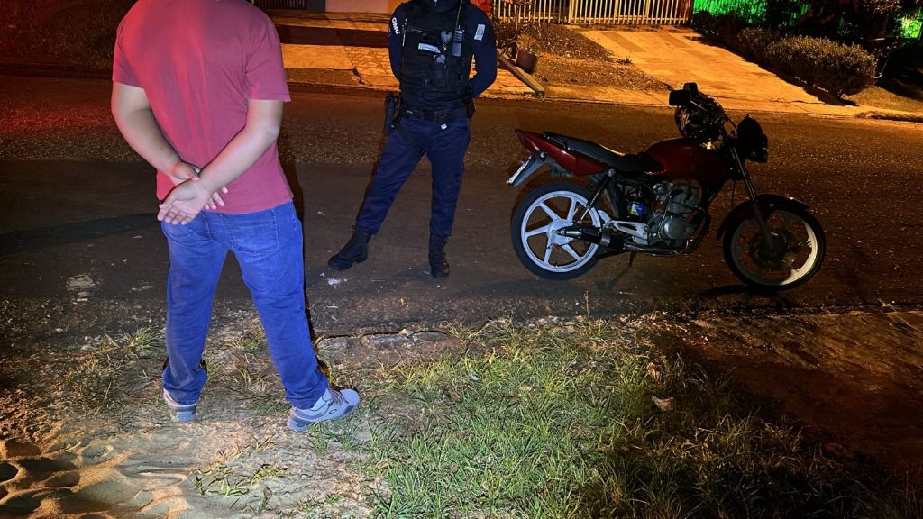 Jovem empina moto em frente a viatura da Guarda Municipal na região norte de Cascavel