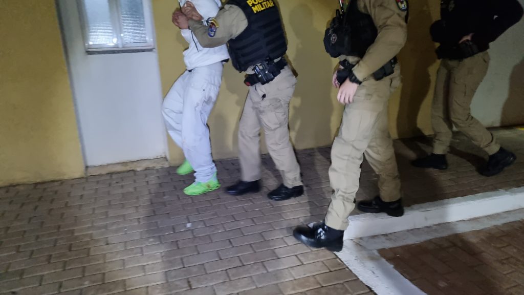 Rapaz com faca “toca o terror” em bar e acaba preso no Parque São Paulo