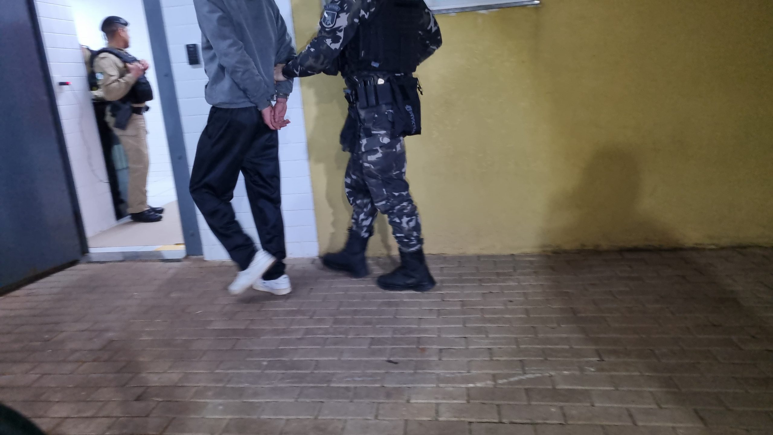 Mulher chama polícia após ex aparecer em frente de casa no Cascavel Velho