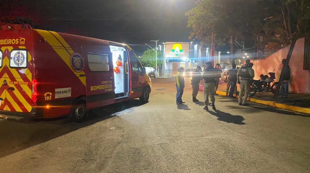 Batida entre motos deixa dois entregadores feridos