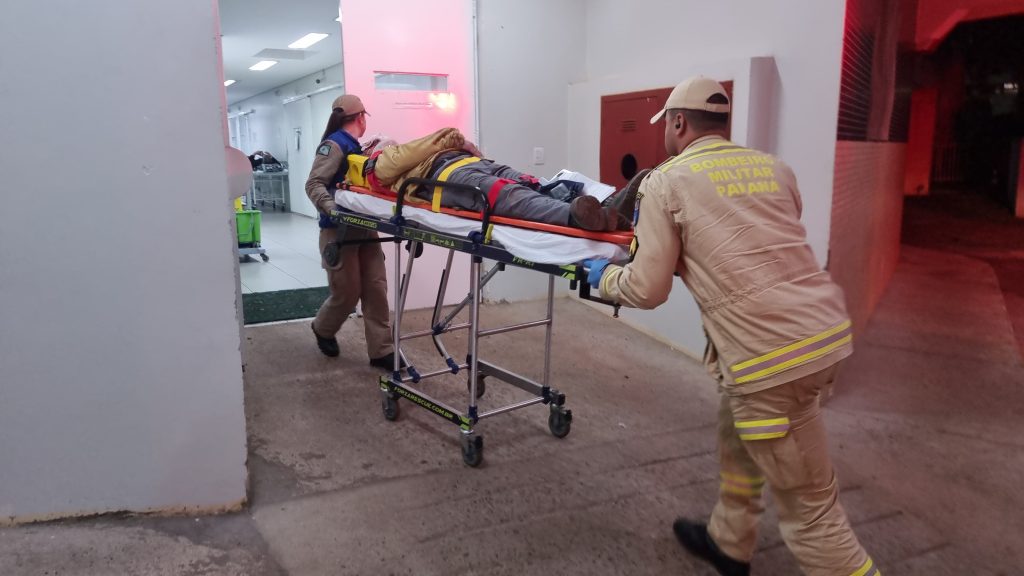 Ciclista quebra o nariz ao colidir contra carro e é levado à UPA Tancredo Neves