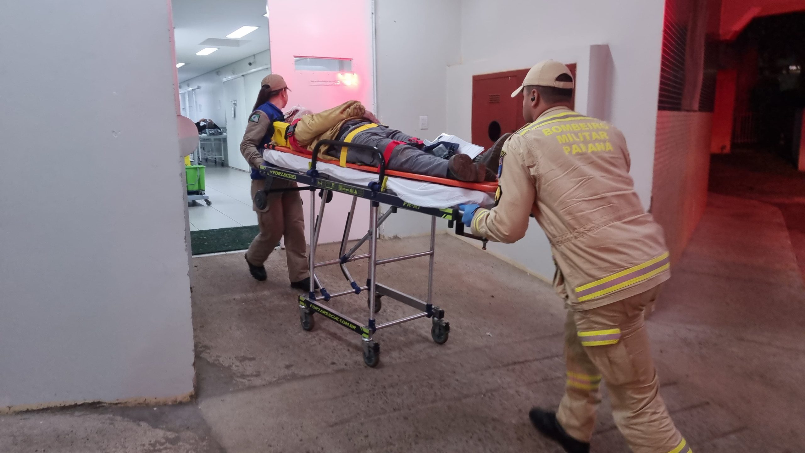 Ciclista quebra o nariz ao colidir contra carro e é levado à UPA Tancredo Neves