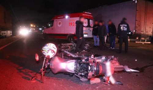 Vítimas são levadas ao Hospital Universitário após batida entre três motos Imagem referente a Vítimas são levadas ao Hospital Universitário após batida entre três motos