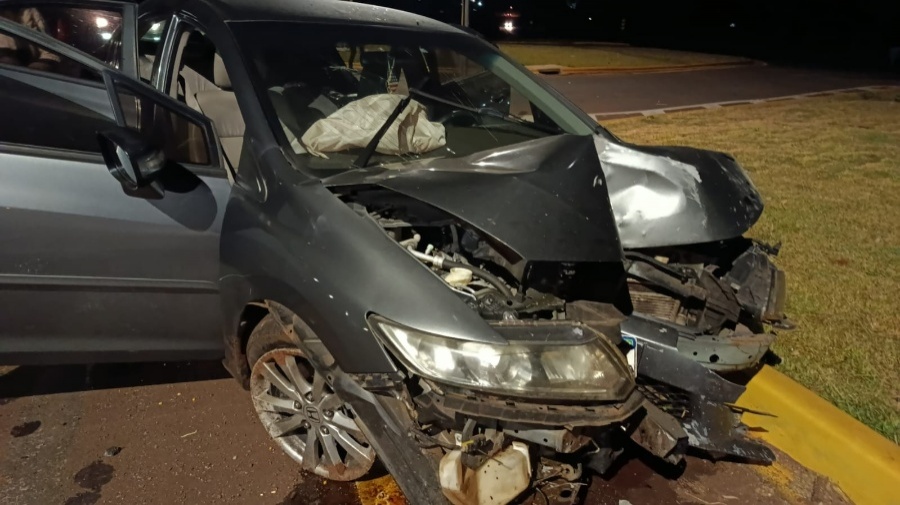 Civic com seis ocupantes sai da pista, sobe em canteiro e bate em placas em Toledo