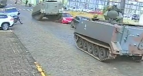 Barbeiragem? Vídeo mostra blindado do Exército ‘atropelando’ carro estacionado na rua Imagem referente a Barbeiragem? Vídeo mostra blindado do Exército ‘atropelando’ carro estacionado na rua