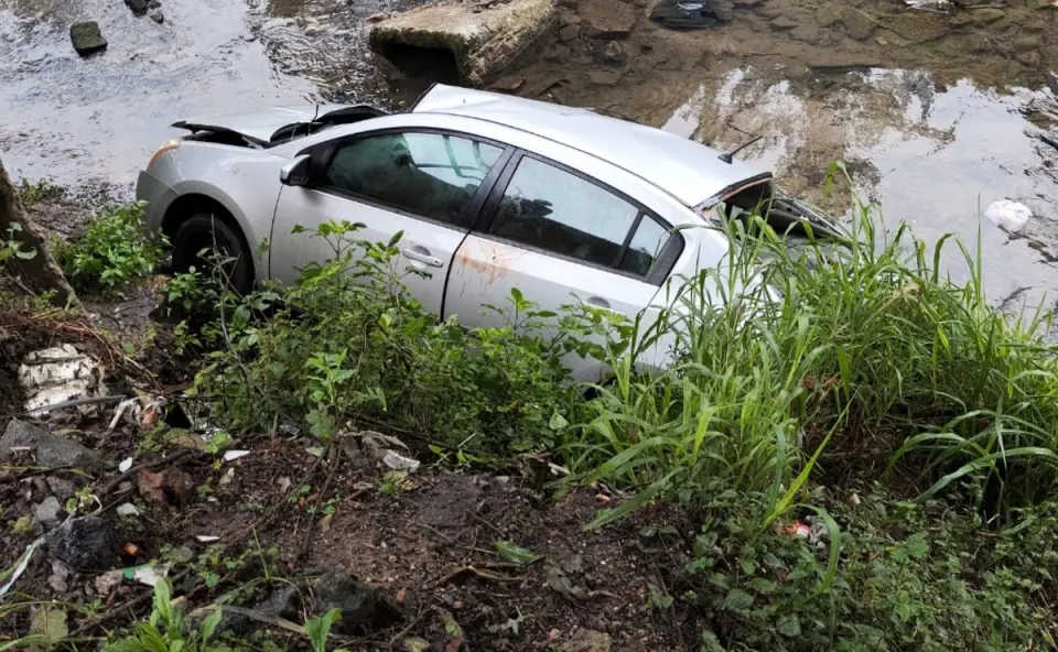 Motorista cai em valeta, abandona carro e foge cambaleando após acidente