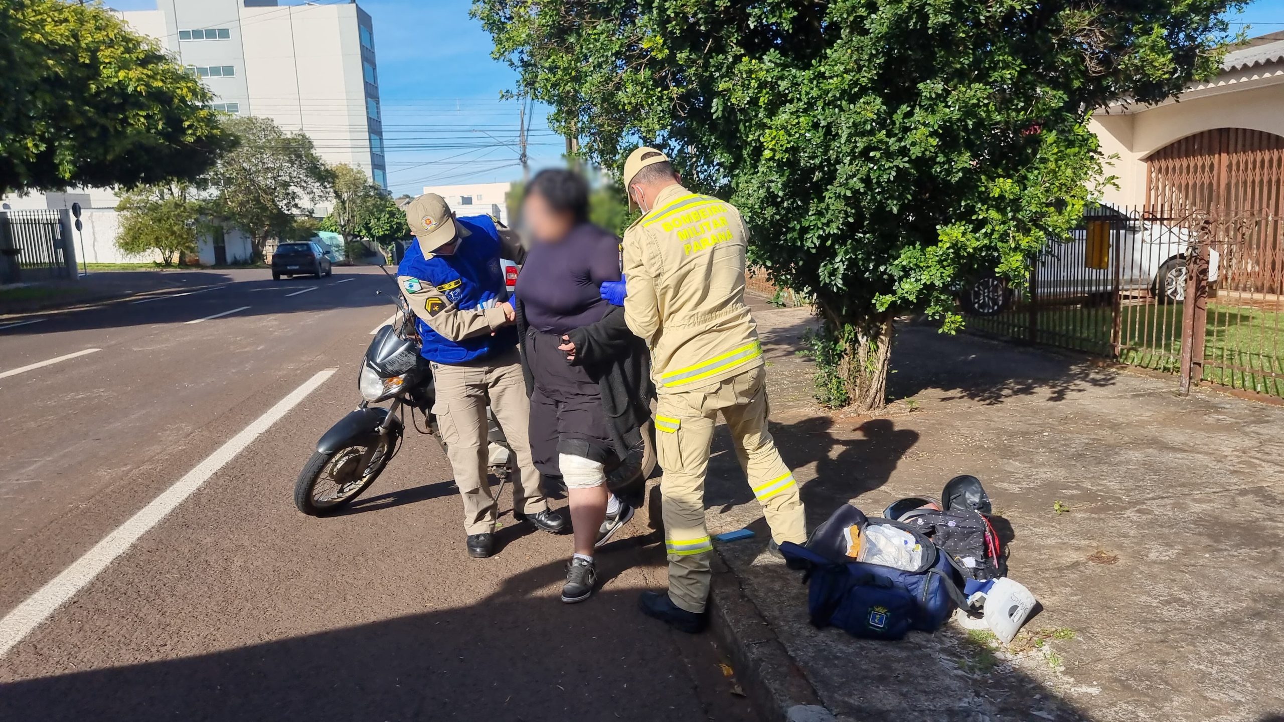 Motociclista fica ferida ao sofrer queda na Rua Souza Naves