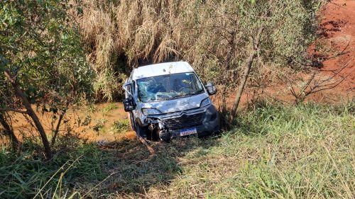 Van é jogada para barranco após colisão na rodovia BR-369, em Cascavel Imagem referente a Van é jogada para barranco após colisão na rodovia BR-369, em Cascavel