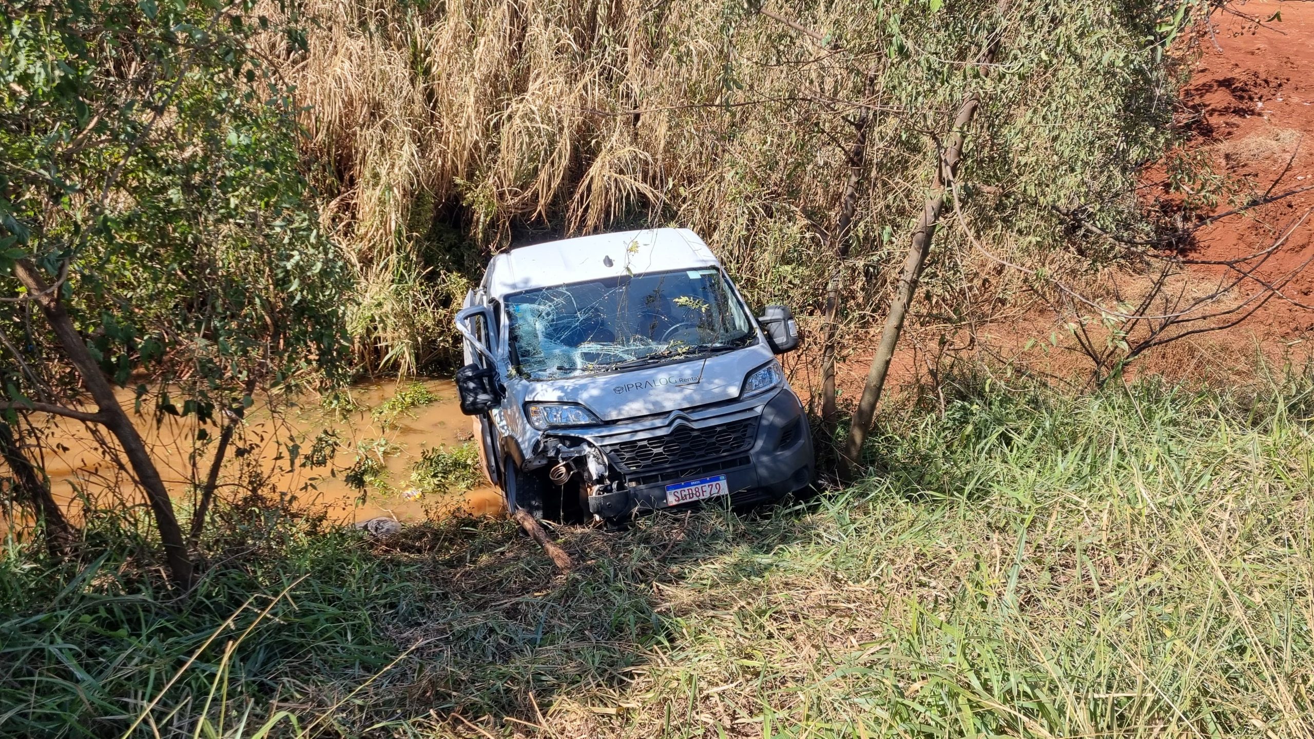 Van é jogada para barranco após colisão na rodovia BR-369, em Cascavel