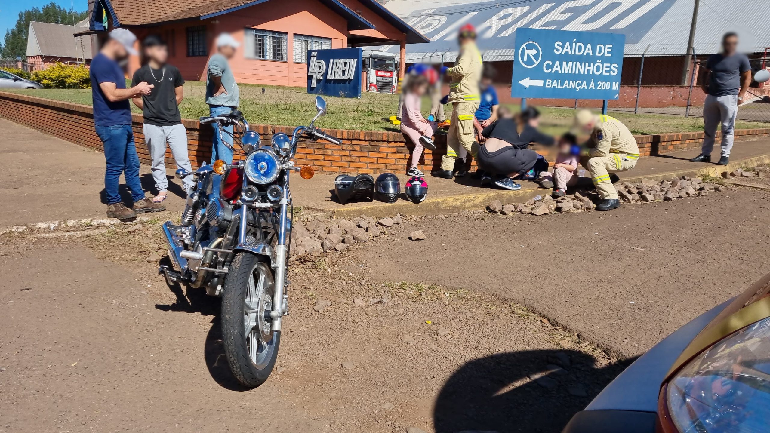 Homem e criança ficam feridos após colisão de moto contra caminhão às margens da BR-277