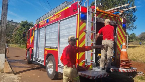 Bombeiros são mobilizados para combaterem incêndio em área de mata no Bairro Periolo Imagem referente a Bombeiros são mobilizados para combaterem incêndio em área de mata no Bairro Periolo