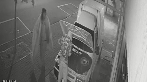 Vídeo mostra moradores de rua arrombando carro e furtando bateria Imagem referente a Vídeo mostra moradores de rua arrombando carro e furtando bateria