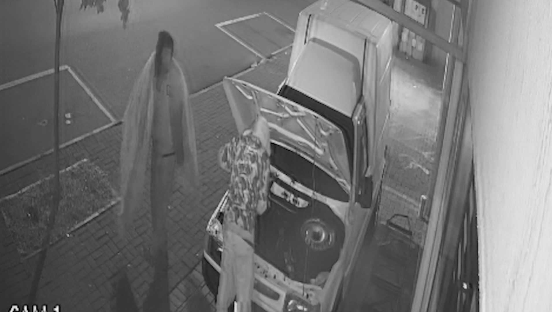 Vídeo mostra moradores de rua arrombando carro e furtando bateria