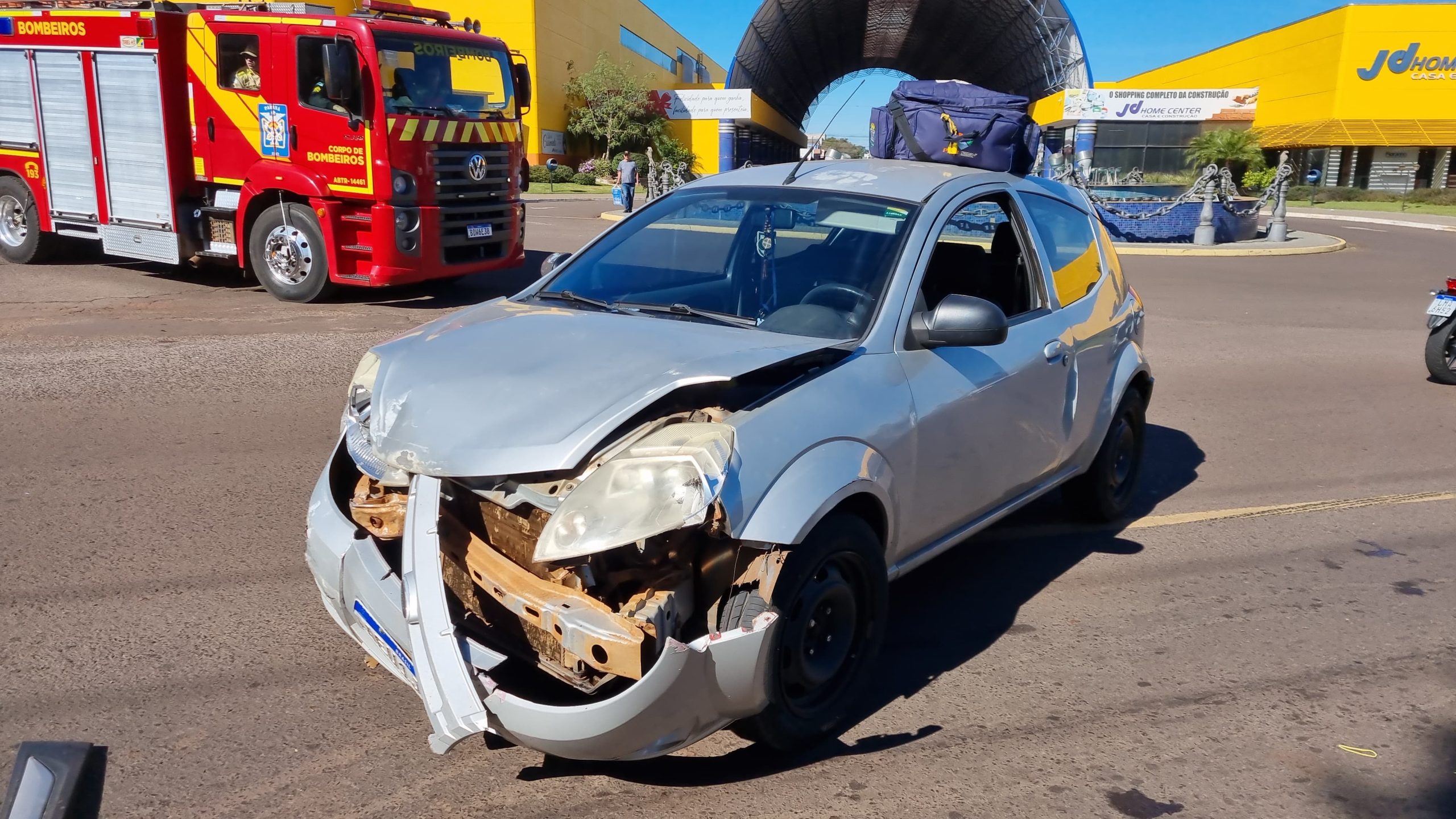 Mulheres ficam feridas em colisão entre carros na Rua Jacarezinho