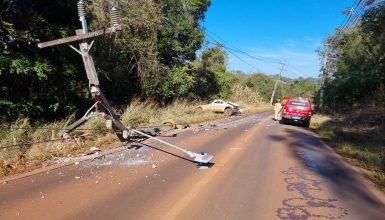 Imagem referente a Grave acidente em Cascavel: caminhonete colide com poste e deixa motorista em estado grave