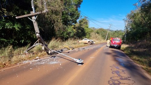 Grave acidente em Cascavel: caminhonete colide com poste e deixa motorista em estado grave Imagem referente a Grave acidente em Cascavel: caminhonete colide com poste e deixa motorista em estado grave