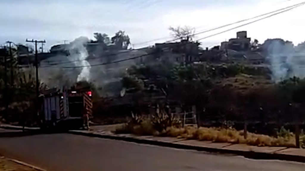 Corpo de Bombeiros apaga incêndio ambiental no Morumbi