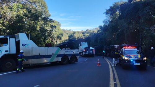 Caminhão tomba na BR-277 e carga de pneus some em saque relâmpago em Nova Laranjeiras Imagem referente a Caminhão tomba na BR-277 e carga de pneus some em saque relâmpago em Nova Laranjeiras