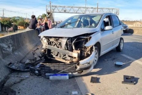 Susto! Carro com duas crianças é atingido por van e colide contra mureta de proteção Imagem referente a Susto! Carro com duas crianças é atingido por van e colide contra mureta de proteção