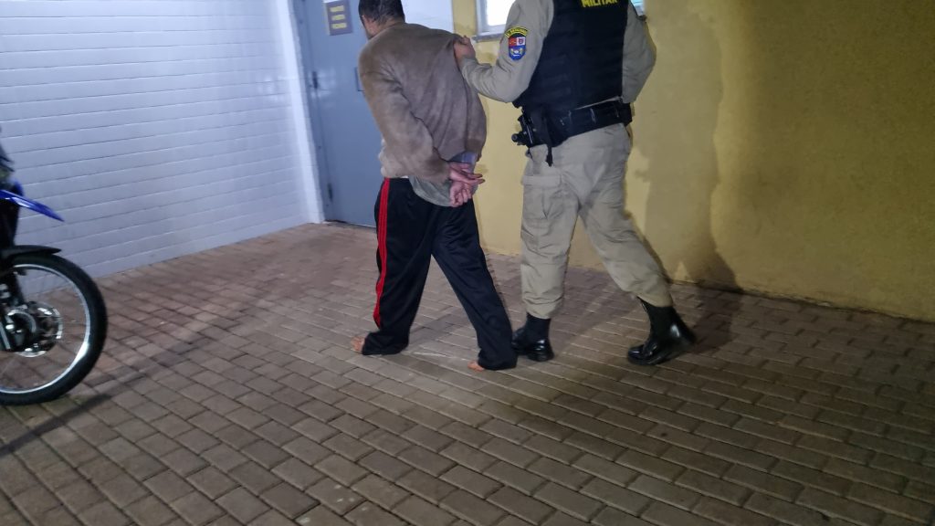 Homem confuso e alterado invade casa e afirma estar fugindo de alguém, mas não sabia dizer quem