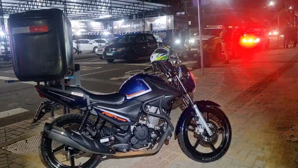 Motociclista bate contra porta de automóvel na Av. Carlos Gomes em Cascavel