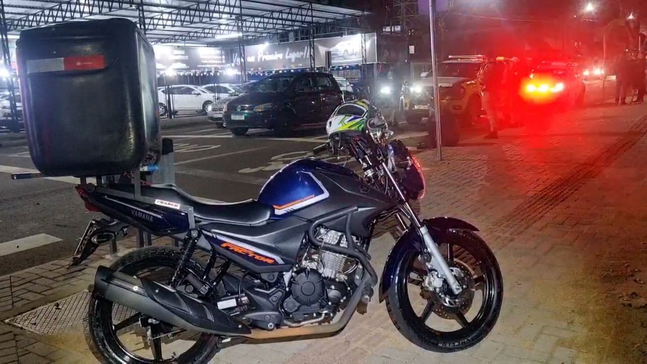 Motociclista bate contra porta de automóvel na Av. Carlos Gomes em Cascavel Motociclista bate contra porta de automóvel na Av. Carlos Gomes em Cascavel