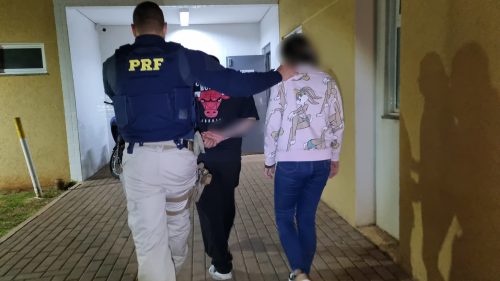 Amor e crime: Casal é flagrado com caminhonete furtada e acaba na delegacia Imagem referente a Amor e crime: Casal é flagrado com caminhonete furtada e acaba na delegacia