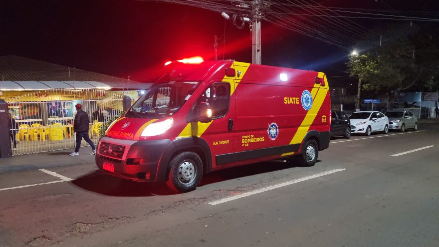 Mulher fica ferida ao ser atingida por veículo na Avenida Brasil