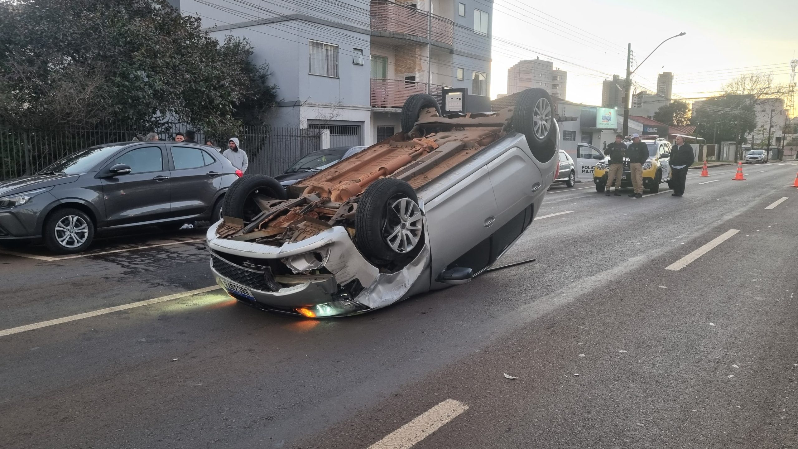 Sandero capota após bater em dois carros estacionados na Rua Presidente Kennedy Sandero capota após bater em dois carros estacionados na Rua Presidente Kennedy