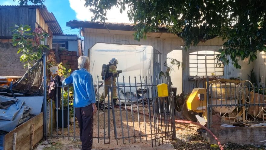 Incêndio destrói residência e assusta moradores do Bairro Alto Alegre